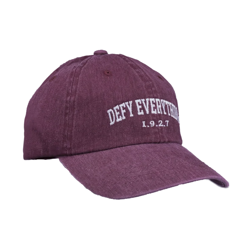 Gorra de color vino