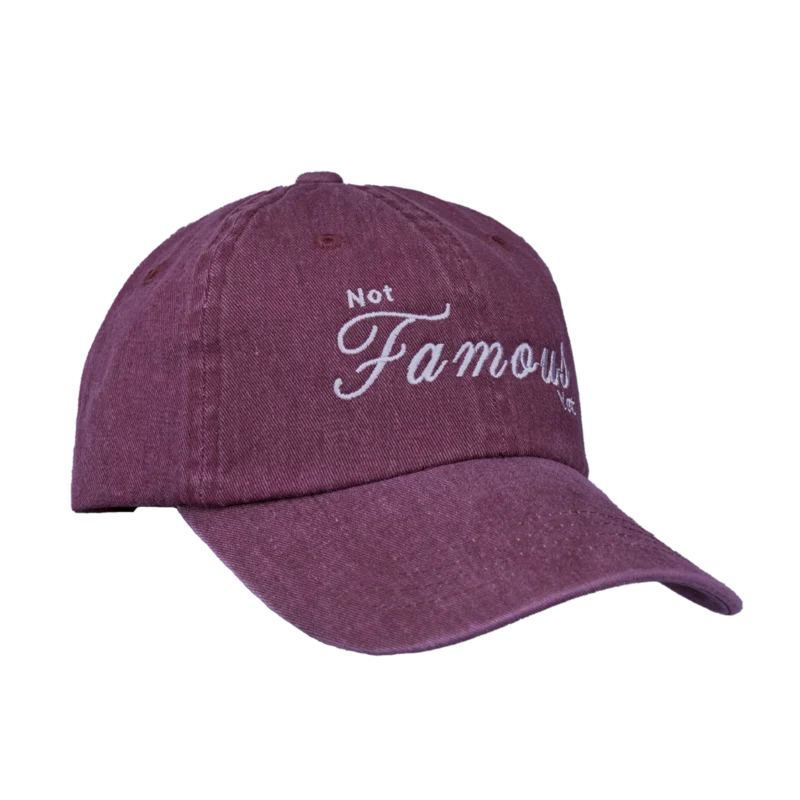 Gorra color vino para hombre "not famous yet".