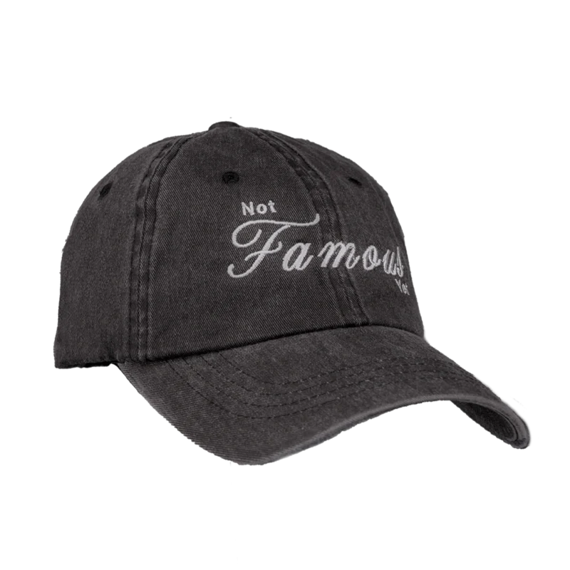 Gorra color negra deslavada con leyenda frontal "Not Famous Yet"